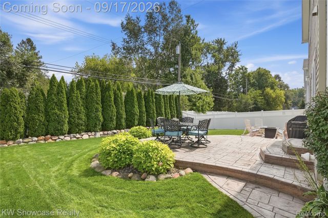 60 Fountain Park Drive, Waterford Charter Township, MI 48327