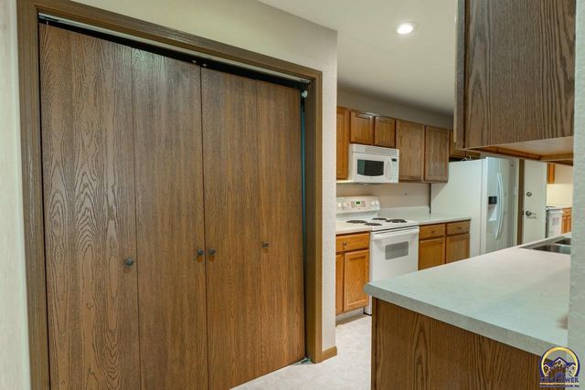 7237 SW 23rd CT, Topeka, KS 66614