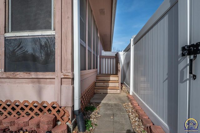 7237 SW 23rd CT, Topeka, KS 66614