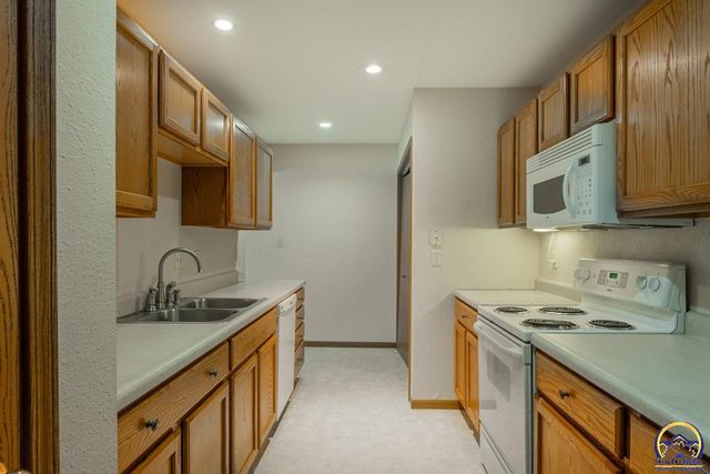 7237 SW 23rd CT, Topeka, KS 66614