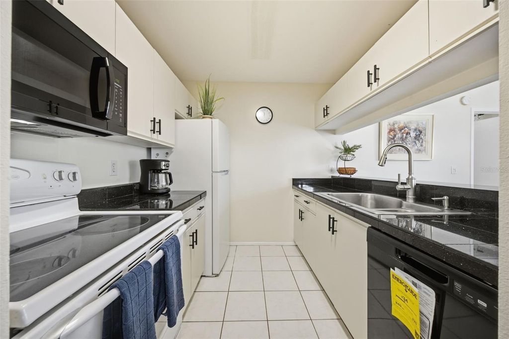Image 8 of property listing at 3884 59TH AVENUE W 4198, Bradenton, FL 34210