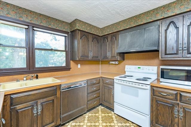 43 Ledgewood Dr, Danvers, MA 01923