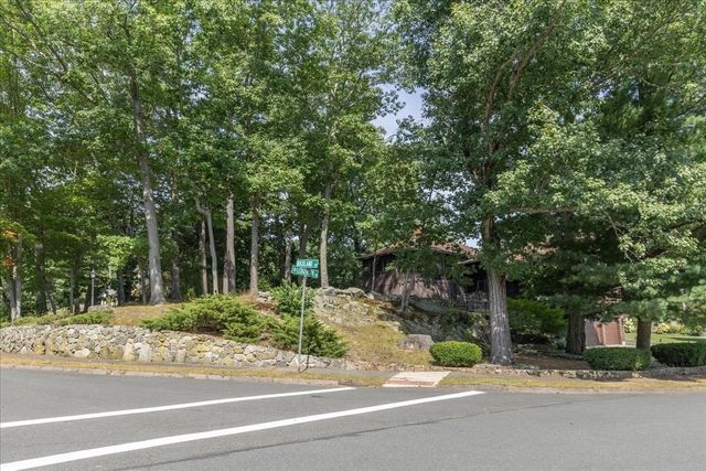 43 Ledgewood Dr, Danvers, MA 01923
