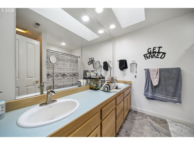 1421 Ne MARKET Dr, Fairview, OR 97024