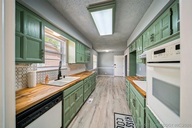 3111 Skylane Drive, Sand Springs, OK 74063