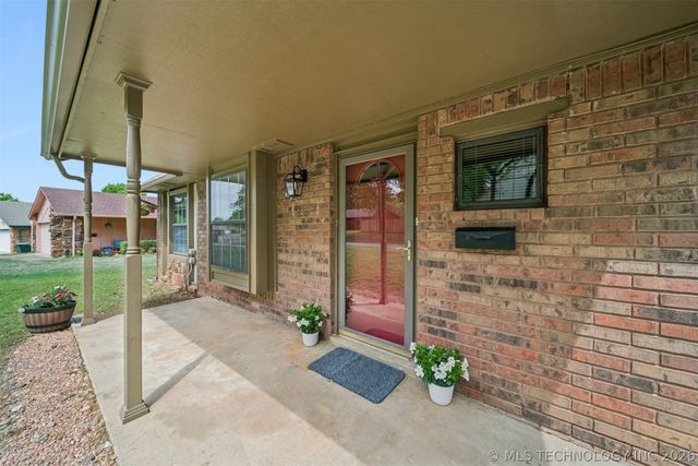 3111 Skylane Drive, Sand Springs, OK 74063