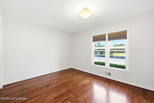 910 Dana Marie Dr, Louisville, KY 40223