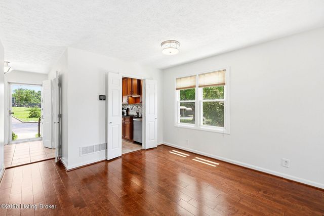 910 Dana Marie Dr, Louisville, KY 40223