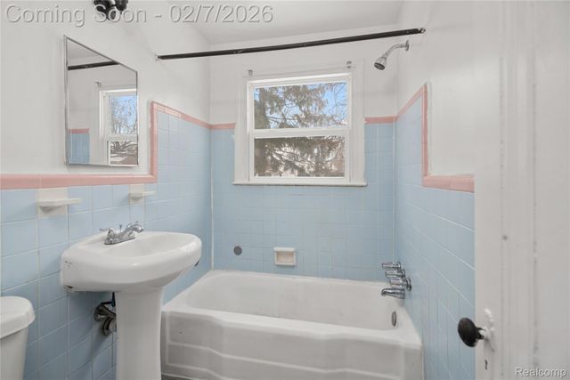 19302 Meyers Road, Detroit, MI 48235