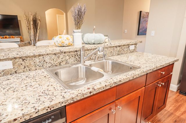 505 Forest Court, Woodlake, CA 93286