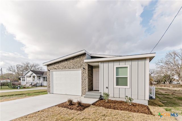 404 Bridge Street, Cuero, TX 77954