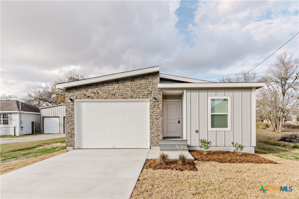 404 Bridge Street, Cuero, TX 77954