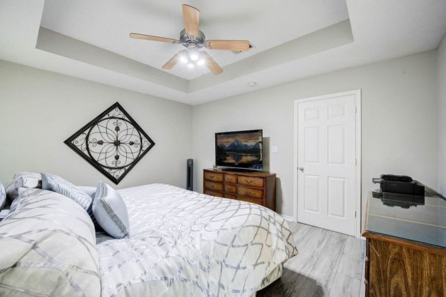 121 Clear Water Street W, Montgomery, TX 77356