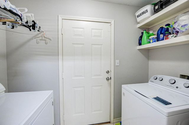 121 Clear Water Street W, Montgomery, TX 77356