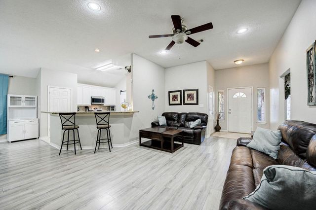 121 Clear Water Street W, Montgomery, TX 77356