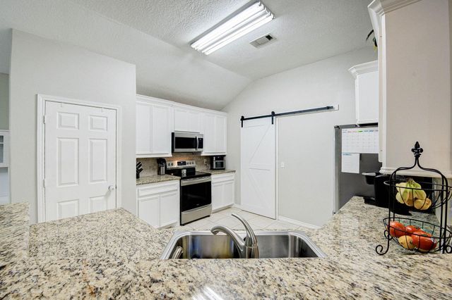 121 Clear Water Street W, Montgomery, TX 77356