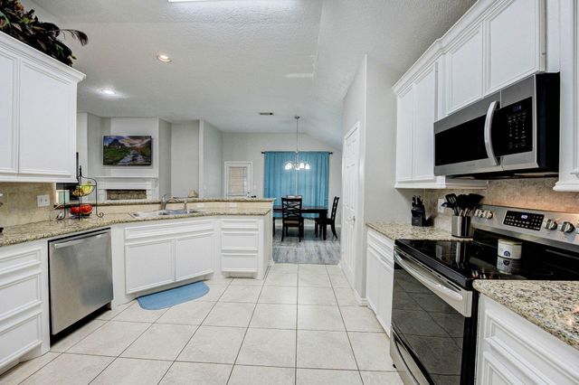 121 Clear Water Street W, Montgomery, TX 77356