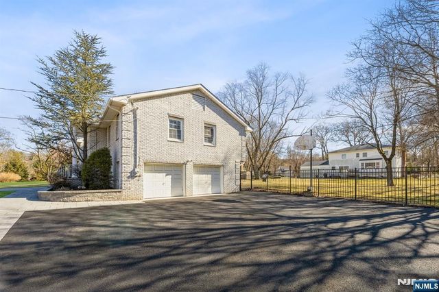 562 Franklin Avenue, Franklin Lakes, NJ 07417