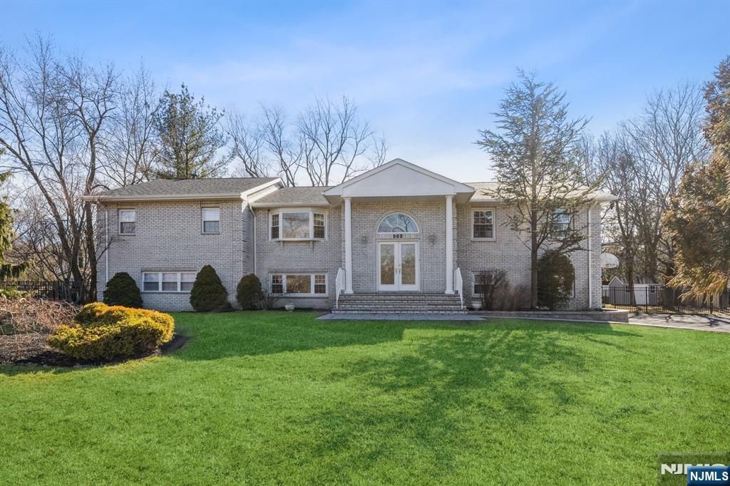 562 Franklin Avenue, Franklin Lakes, NJ 07417