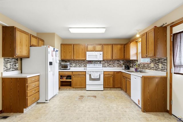 6845 SW 18th ST, Topeka, KS 66615