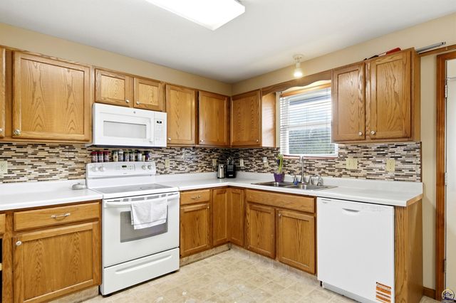 6845 SW 18th ST, Topeka, KS 66615