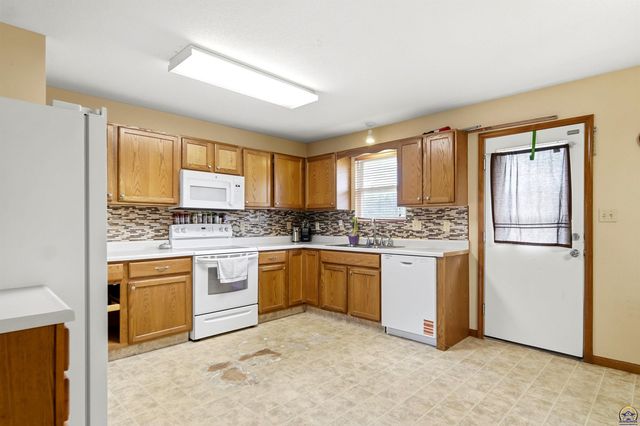6845 SW 18th ST, Topeka, KS 66615