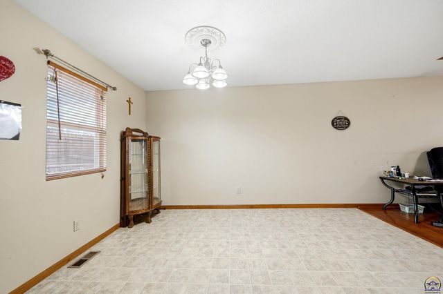 6845 SW 18th ST, Topeka, KS 66615