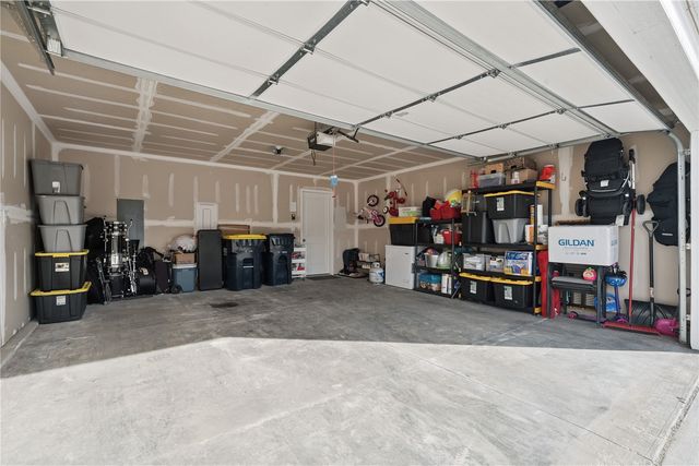 834 Oak Dr, Palo, IA 52324