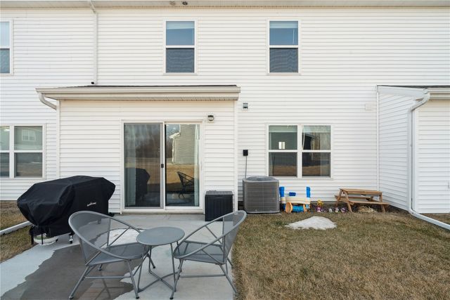 834 Oak Dr, Palo, IA 52324