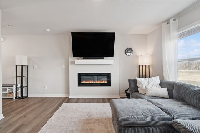 834 Oak Dr, Palo, IA 52324