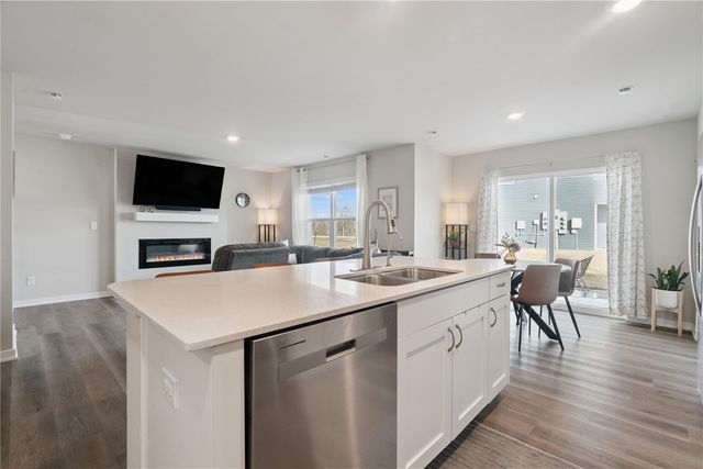 834 Oak Dr, Palo, IA 52324