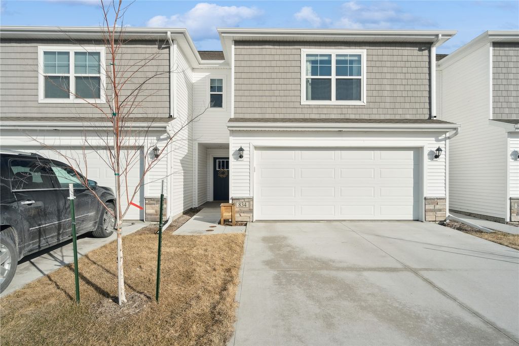 834 Oak Dr, Palo, IA 52324