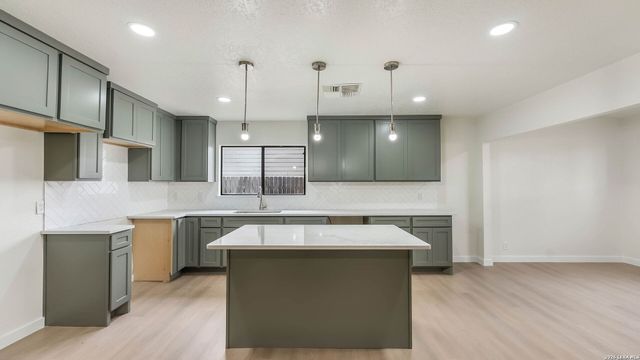 306 CYPRESSGARDEN DR, San Antonio, TX 78245