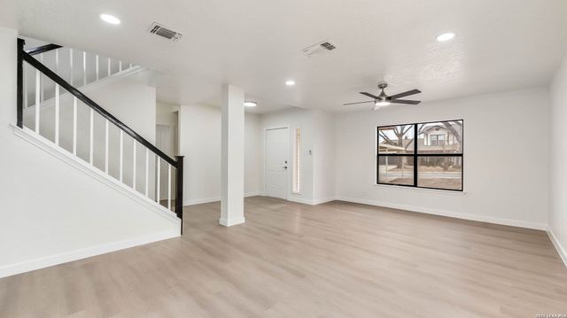 306 CYPRESSGARDEN DR, San Antonio, TX 78245