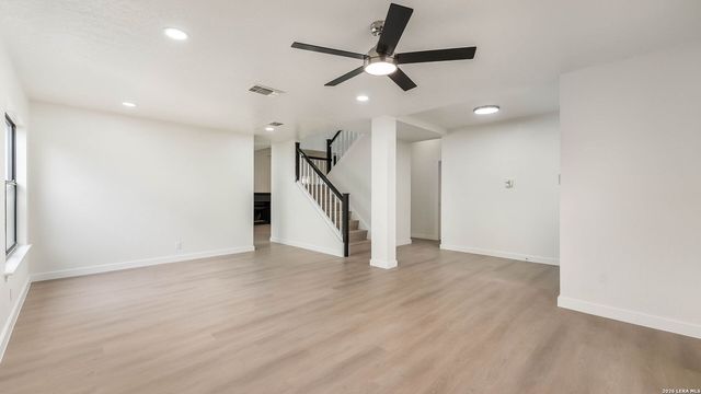 306 CYPRESSGARDEN DR, San Antonio, TX 78245