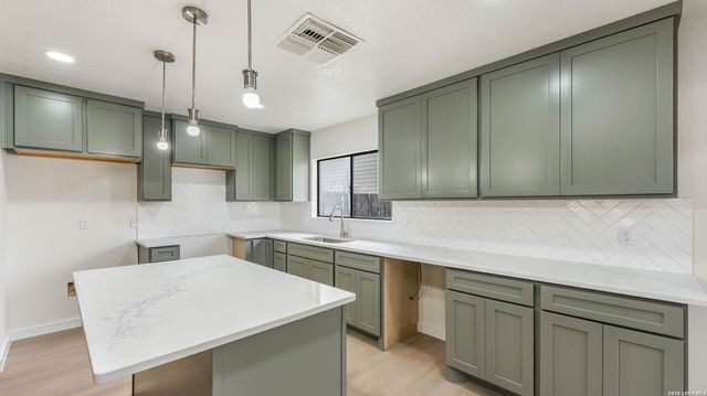 306 CYPRESSGARDEN DR, San Antonio, TX 78245