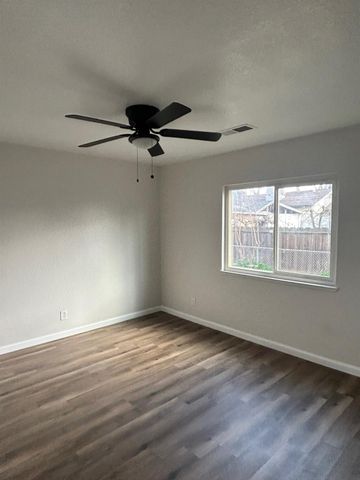 209 Locust St, Modesto, CA 95351