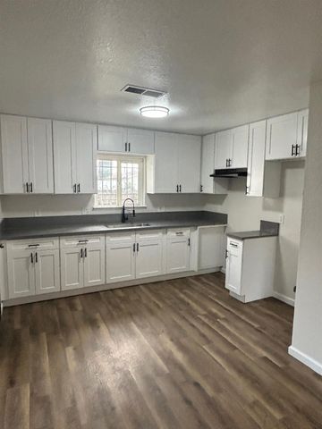 209 Locust St, Modesto, CA 95351