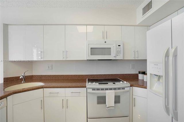 3530 Mystic Pointe Drive 3214, Aventura, FL 33180