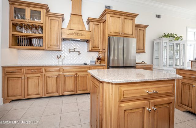 510 Rue Chateauguay, Ocean Springs, MS 39564