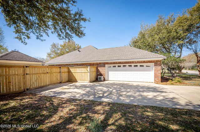 510 Rue Chateauguay, Ocean Springs, MS 39564