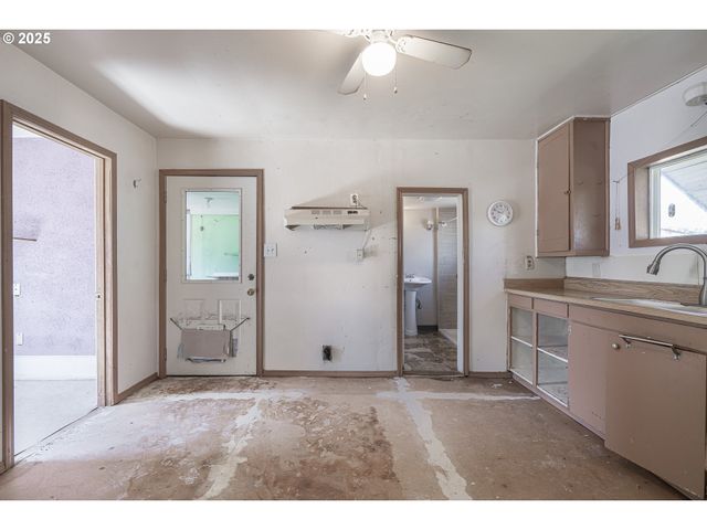 1414 E 8TH St, Newberg, OR 97132