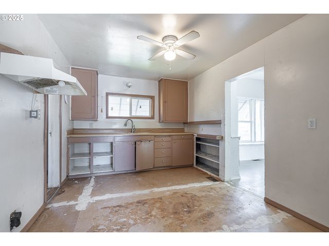 1414 E 8TH St, Newberg, OR 97132