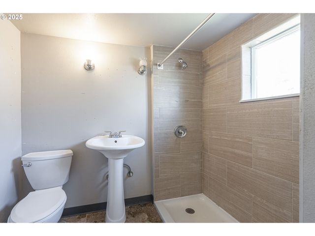 1414 E 8TH St, Newberg, OR 97132