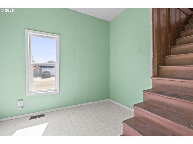1414 E 8TH St, Newberg, OR 97132