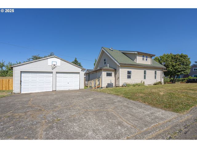 1414 E 8TH St, Newberg, OR 97132