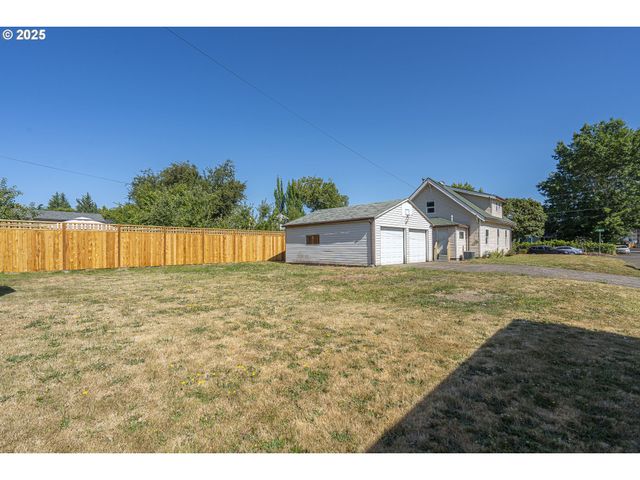 1414 E 8TH St, Newberg, OR 97132