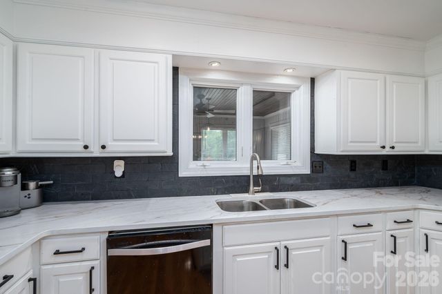 2206 Hillside Drive, Dallas, NC 28034