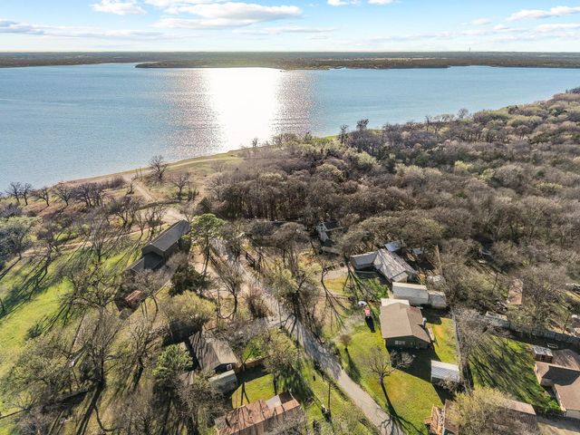 1053 Paradise Cove Road, Pottsboro, TX 75076