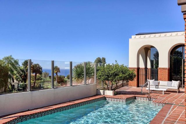 7363 Fairway Rd, La Jolla, CA 92037